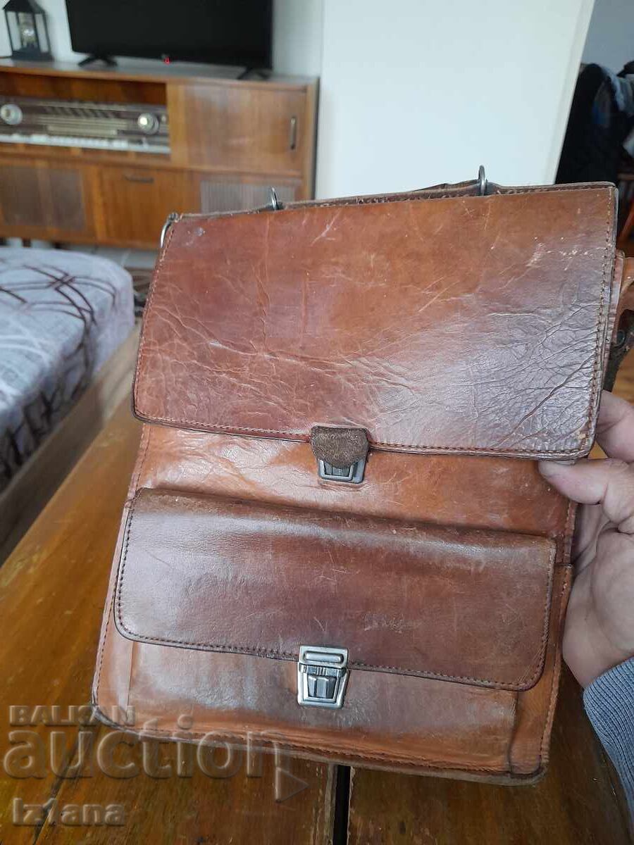 Geanta veche din piele cu preț 33.00 BGN | € 16.87 Geanta veche din piele cu preț 33.00 BGN | € 16.87