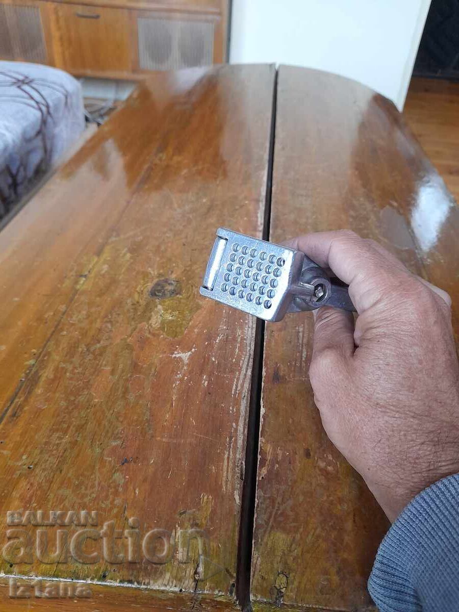 Delivery of Old aluminum garlic press