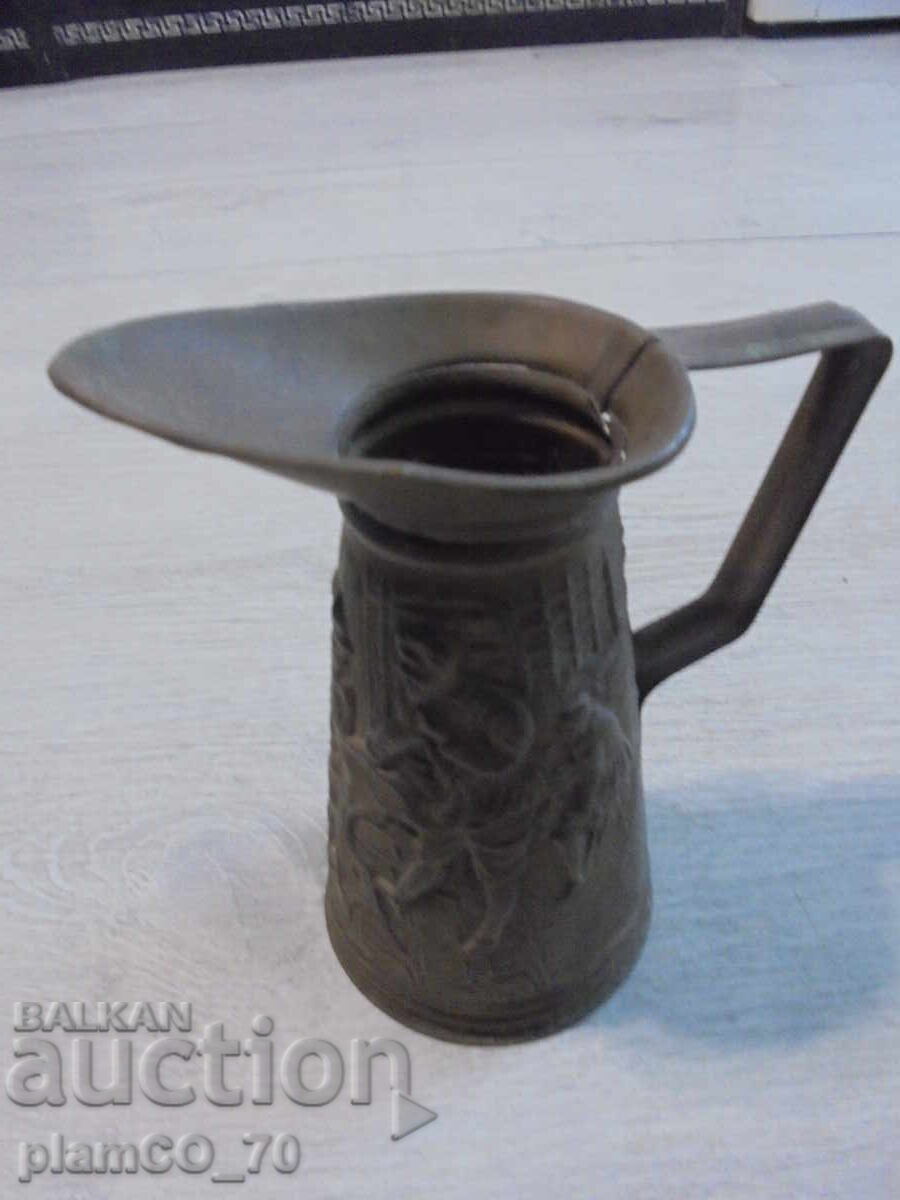 Licitație №*8330 Cană veche metalică / din tablă cu ornamente în relief