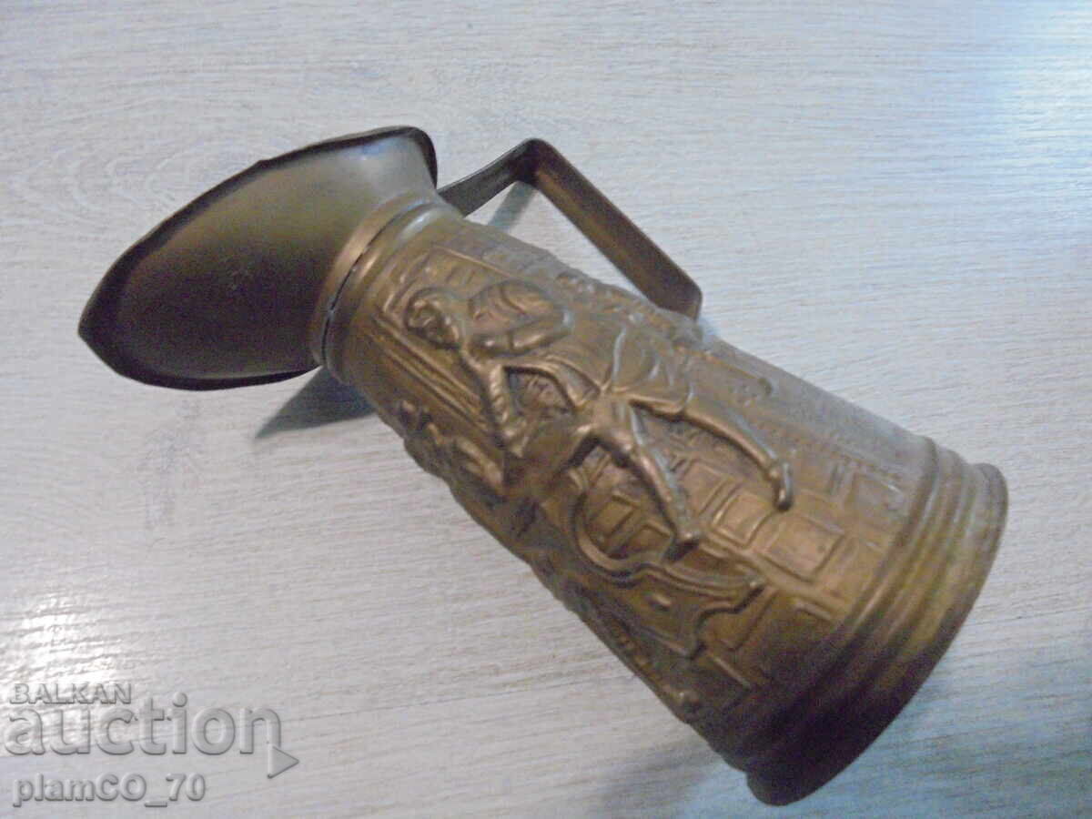 Livrarea №*8330 Cană veche metalică / din tablă cu ornamente în relief