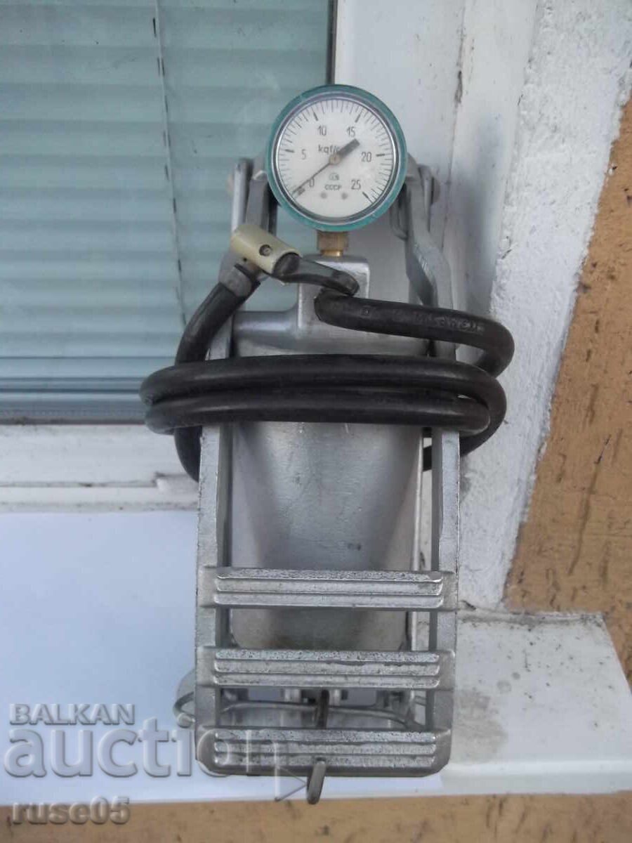 Помпа крачна с манометър лята съветска работеща с цена 50.00 лв. | € 25.56 Помпа крачна с манометър лята съветска работеща с цена 50.00 лв. | € 25.56