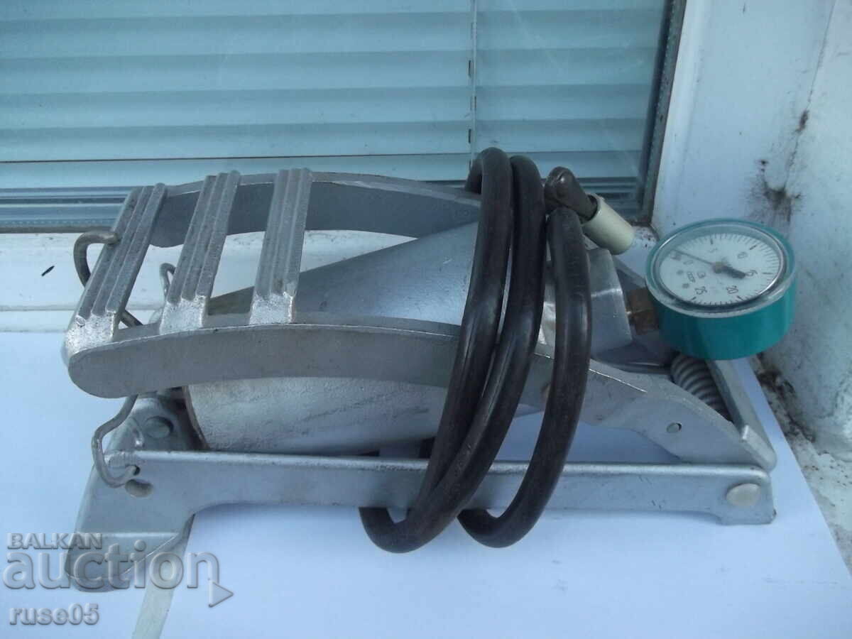 Аукцион Помпа крачна с манометър лята съветска работеща Аукцион Помпа крачна с манометър лята съветска работеща