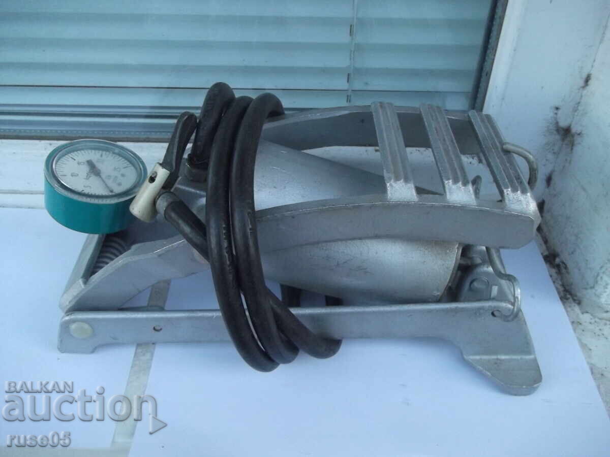 Помпа крачна с манометър лята съветска работеща Помпа крачна с манометър лята съветска работеща