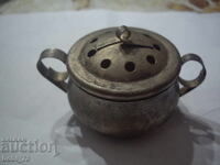 Старо съдче с маркировка.