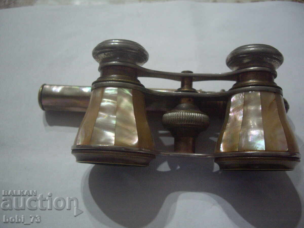 Binoclu vechi de teatru cu sidef cu preț 80.00 BGN | € 40.90 Binoclu vechi de teatru cu sidef cu preț 80.00 BGN | € 40.90