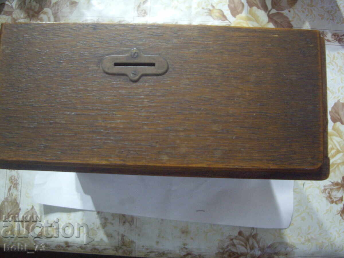 Παλιό ρολόι - κουμπαράς με τιμή 90.00 BGN | € 46.02 Παλιό ρολόι - κουμπαράς με τιμή 90.00 BGN | € 46.02