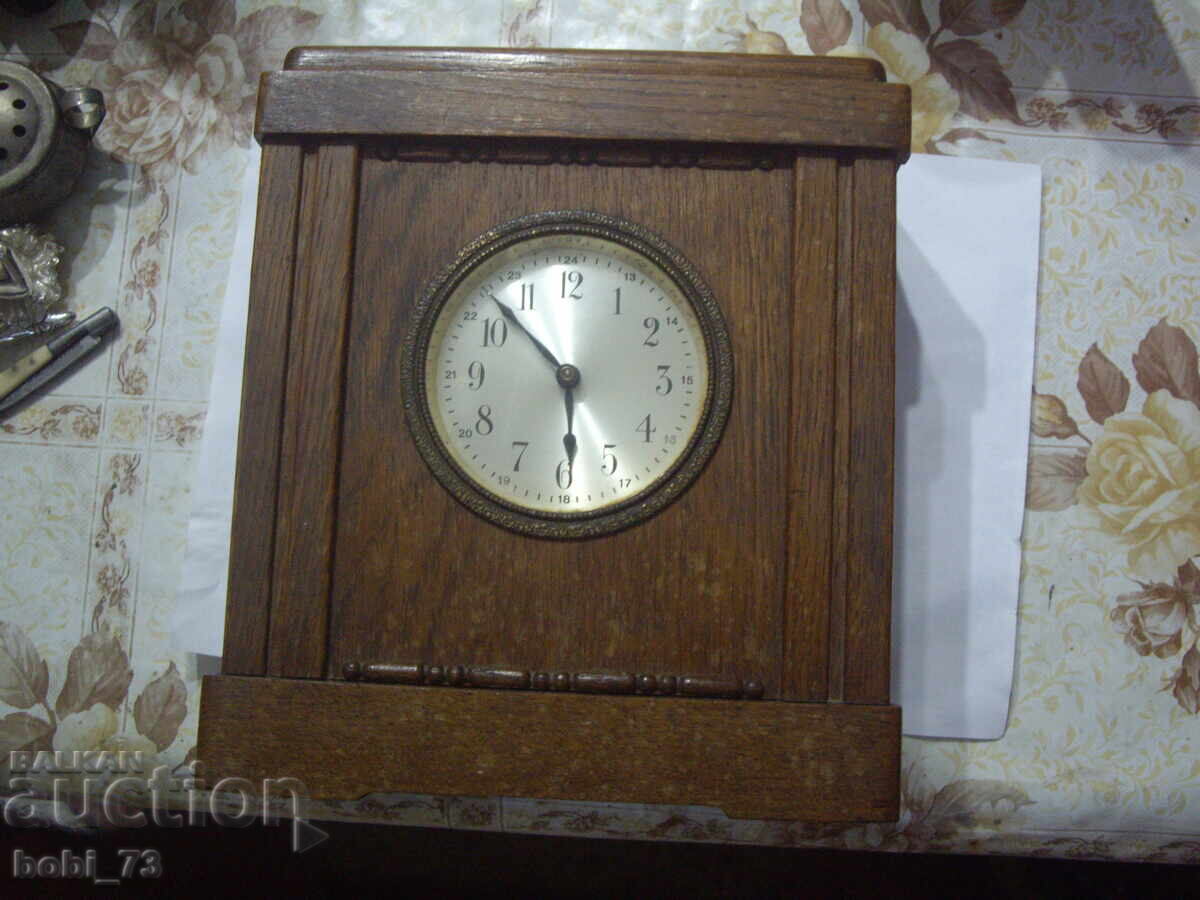 Παλιό ρολόι - κουμπαράς Παλιό ρολόι - κουμπαράς