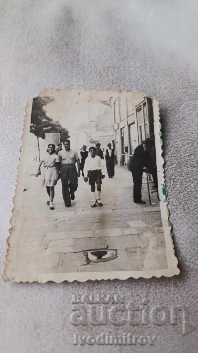 Fotografie Sofia Bărbat, femeie și băiat la plimbare