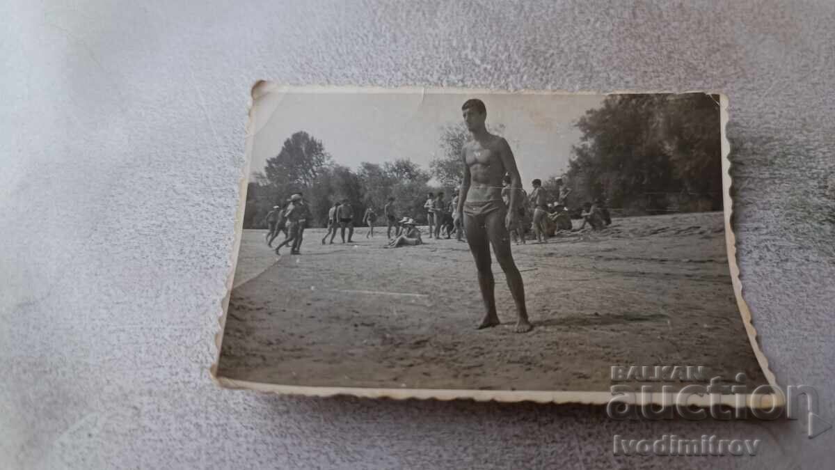 Φωτογραφία Νέου με μαγιό στην παραλία