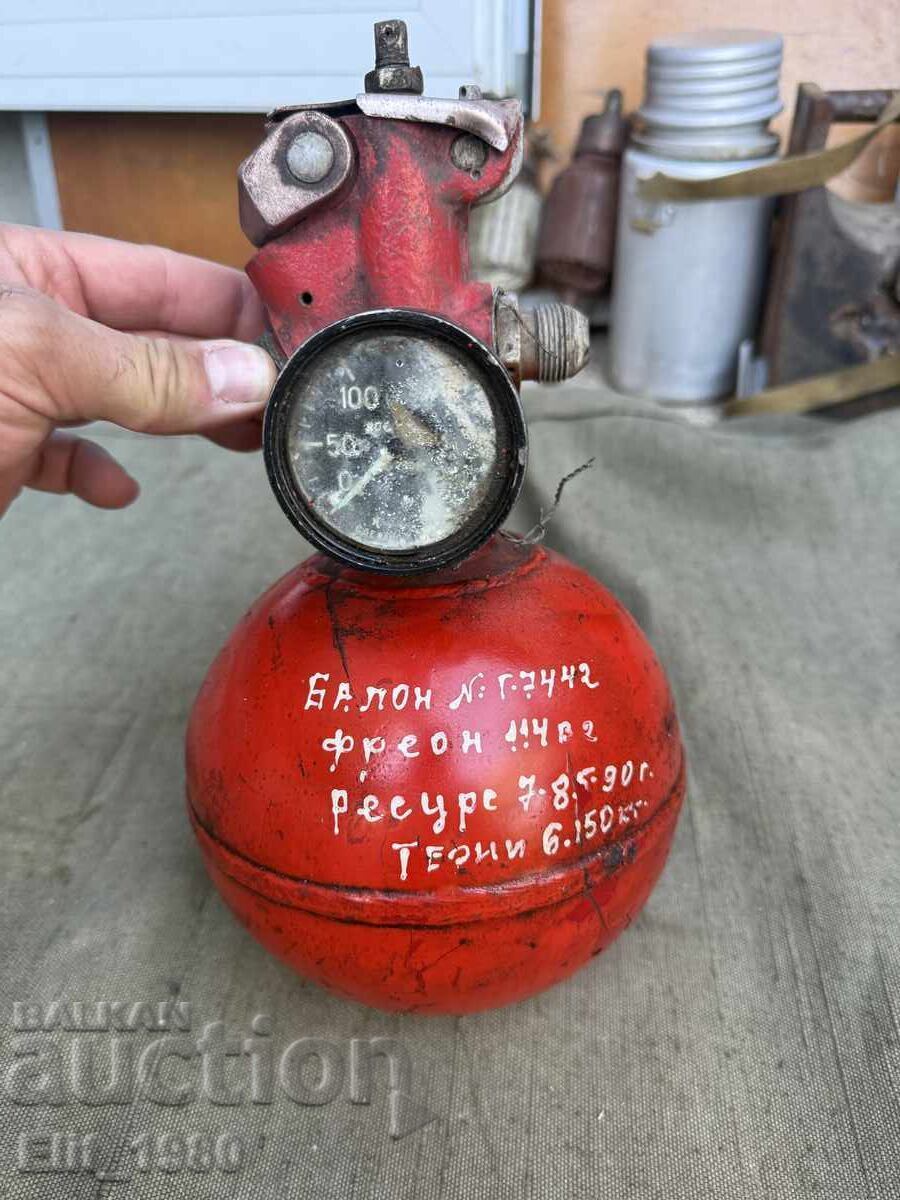 Fire extinguisher for MI-16 helicopter