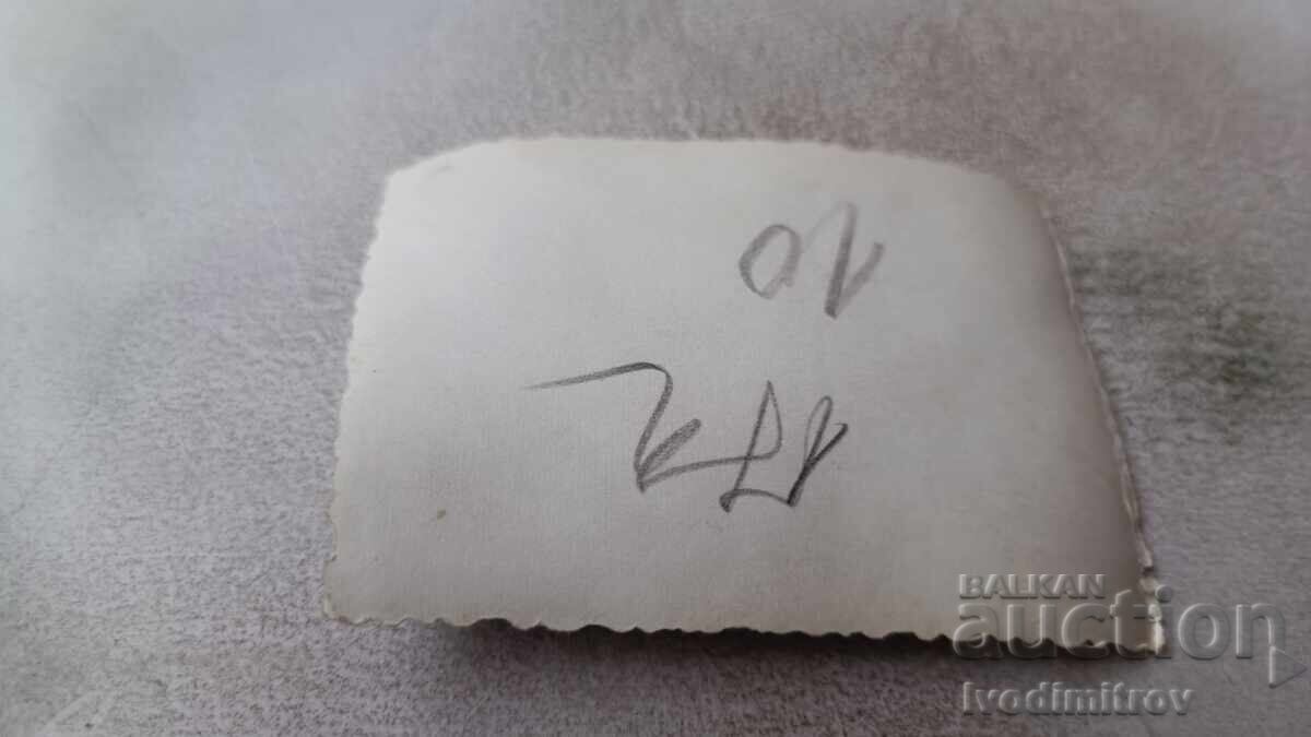 Φωτογραφία Αγοριού με κορίτσι στους ώμους με τιμή 1.65 BGN | € 0.84