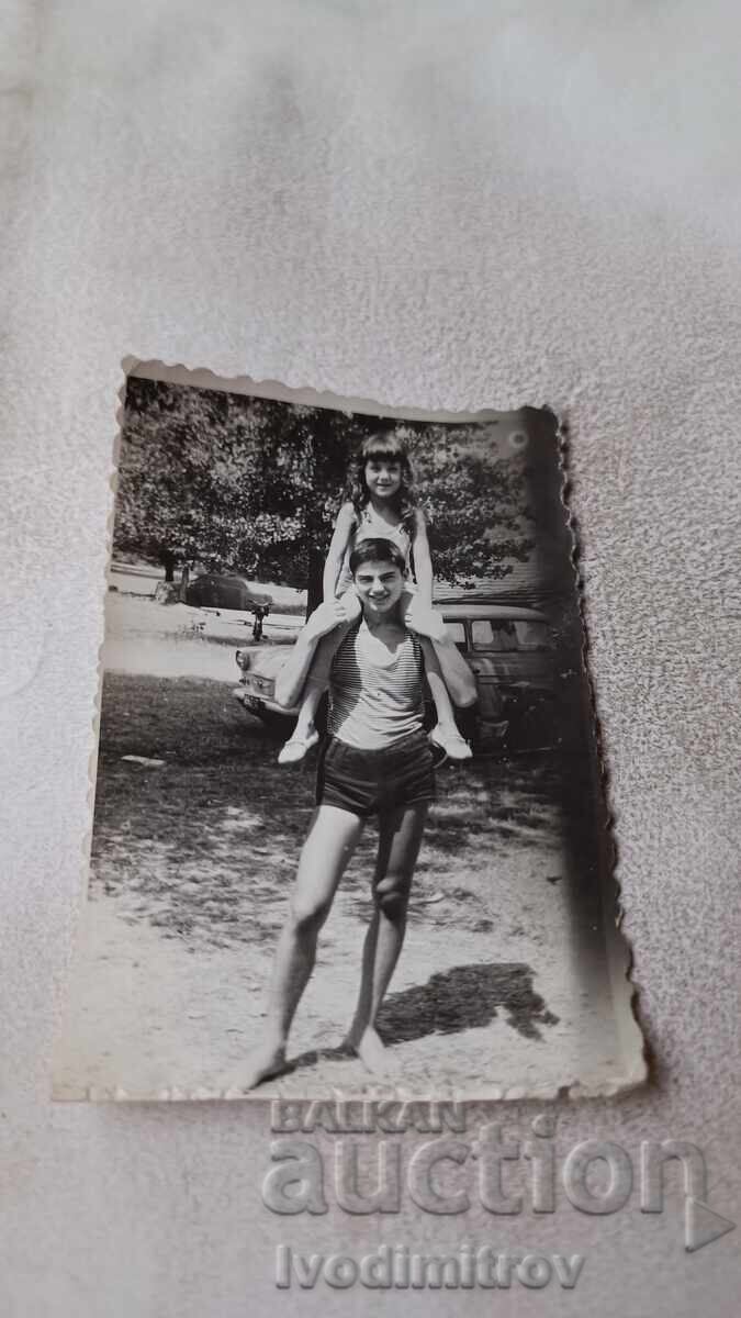 Φωτογραφία Αγοριού με κορίτσι στους ώμους