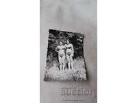 Fotografie Două femei în costume de baie pe pajiște