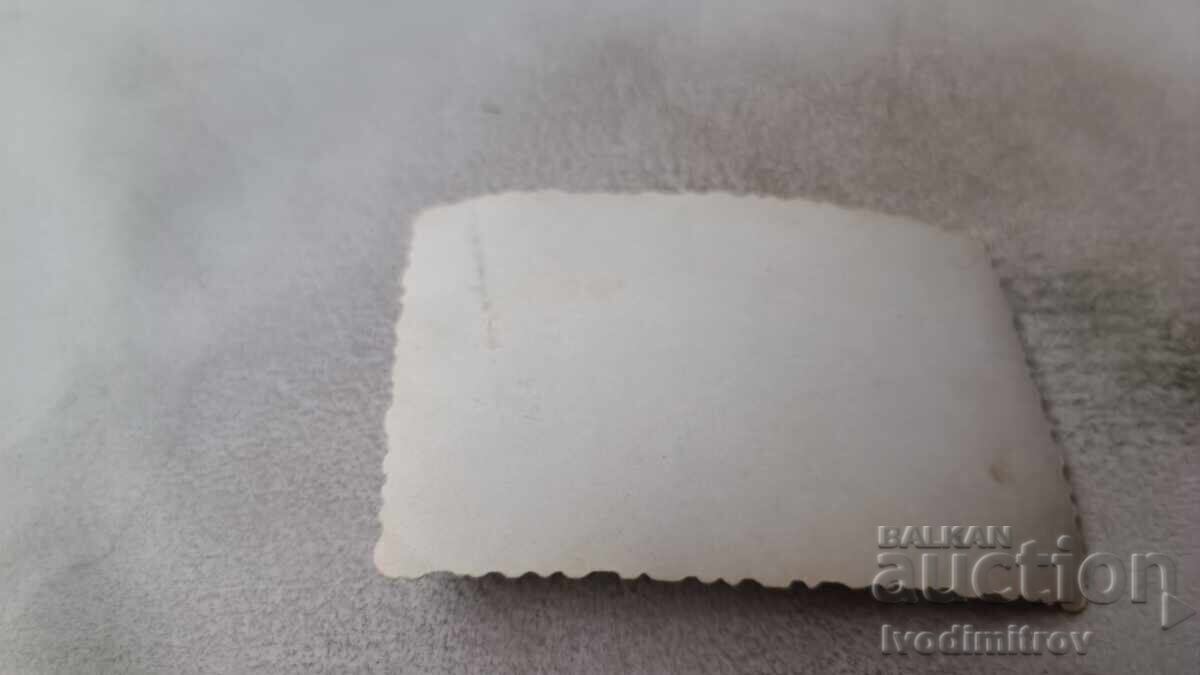 Φωτογραφία Δύο νεαρών κοριτσιών με μαγιό σε βράχο με τιμή 1.35 BGN | € 0.69