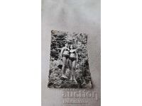 Φωτογραφία Δύο νεαρών κοριτσιών με μαγιό σε βράχο