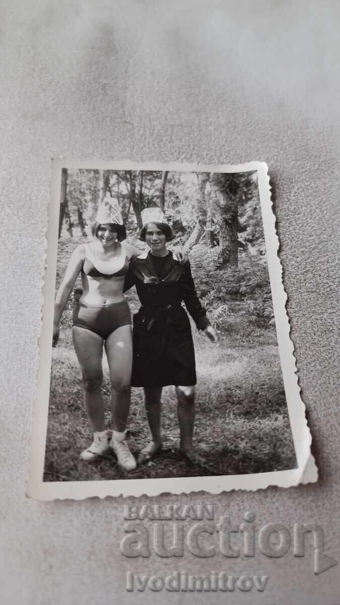 Φωτογραφία Δύο νεαρών κοριτσιών στο δάσος