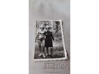 Φωτογραφία Δύο νεαρών κοριτσιών στο δάσος