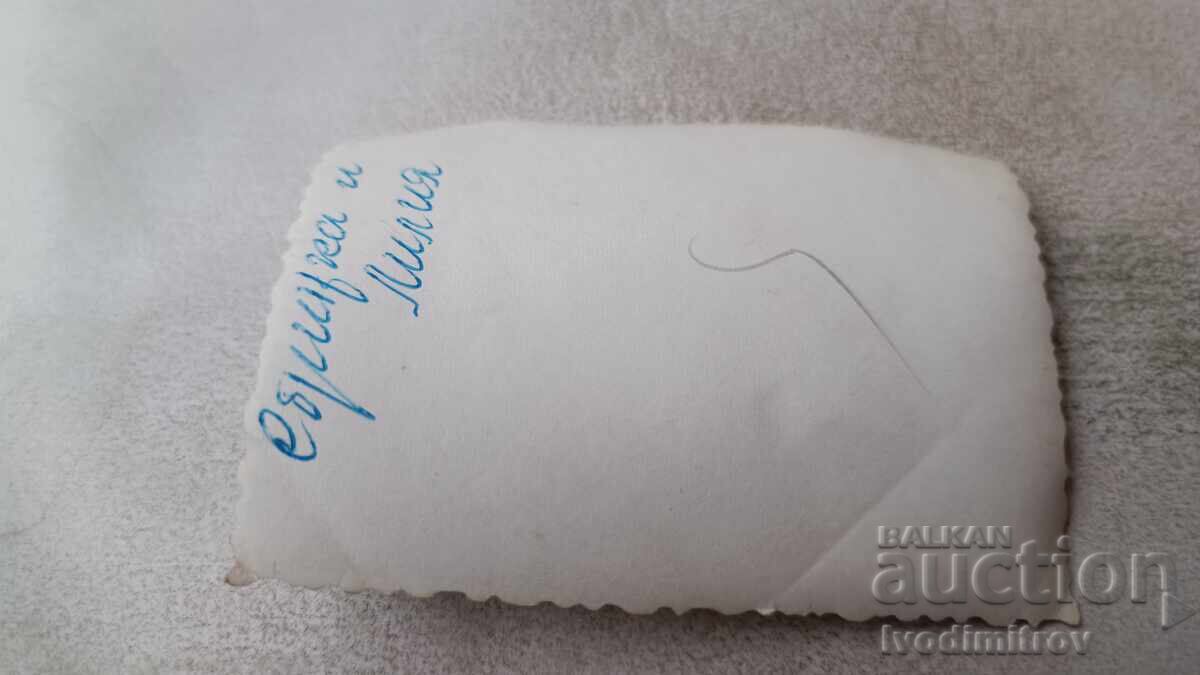 Φωτογραφία Γυναίκα και κοριτσάκι στην παραλία με τιμή 2.35 BGN | € 1.20