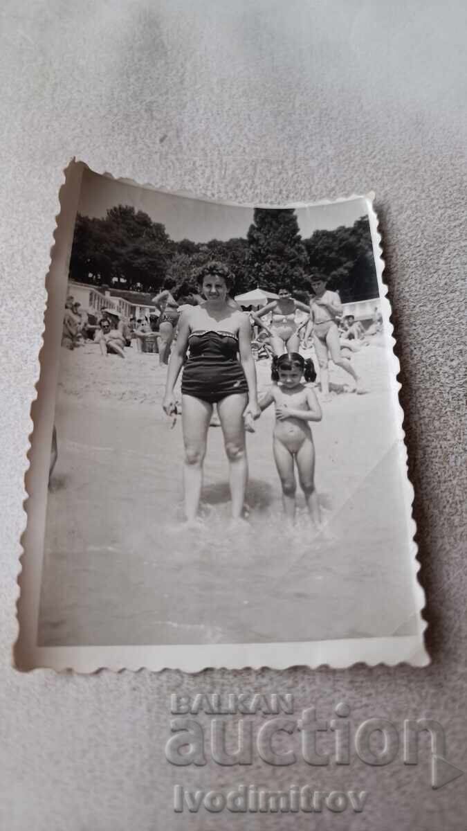 Φωτογραφία Γυναίκα και κοριτσάκι στην παραλία