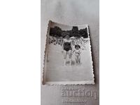 Снимка Жена и малко момиченце на брега на морето