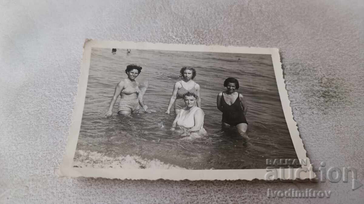 Φωτογραφία Γυναικών και νεαρών κοριτσιών στη θάλασσα