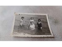 Φωτογραφία Γυναικών και νεαρών κοριτσιών στη θάλασσα