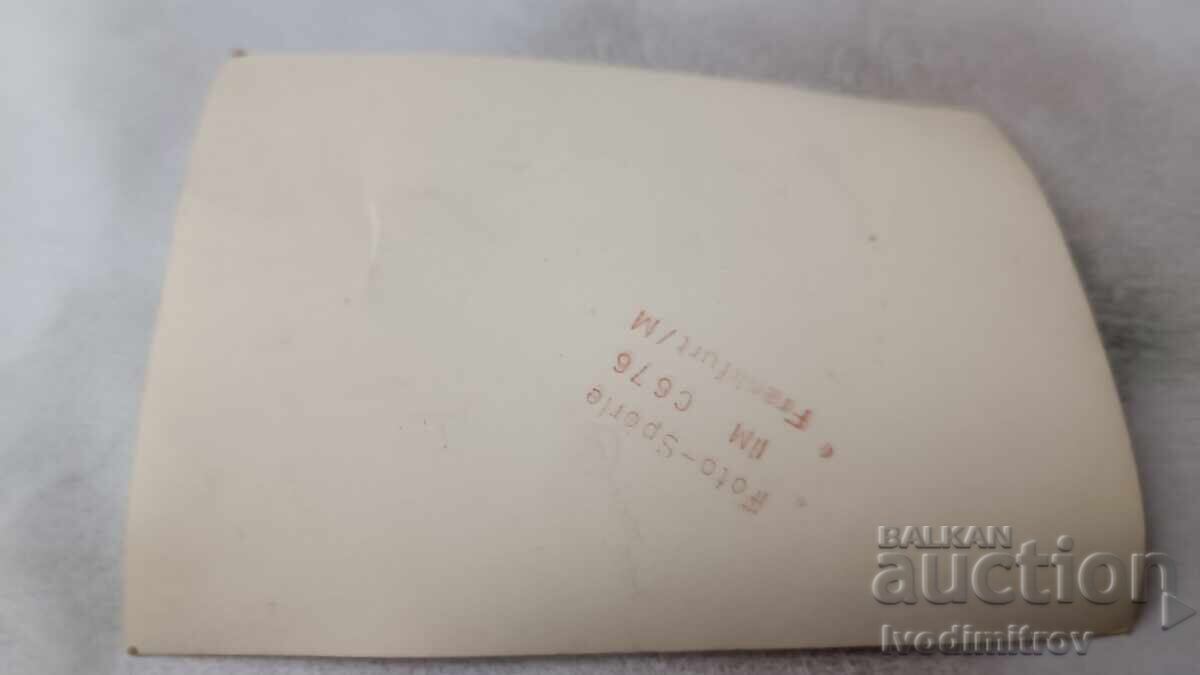 Fotografie: Femeie și băiețel într-o barcă pe malul mării cu preț 1.85 BGN | € 0.95