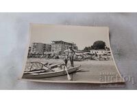 Снимка Жена и момченце в лодка на брега на морето