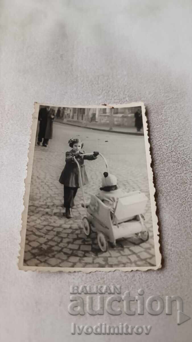 Снимка София Момиченце с ретро детска количка