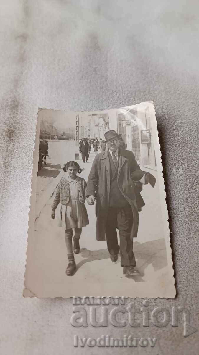 Снимка София Мъж и момиче на разходка