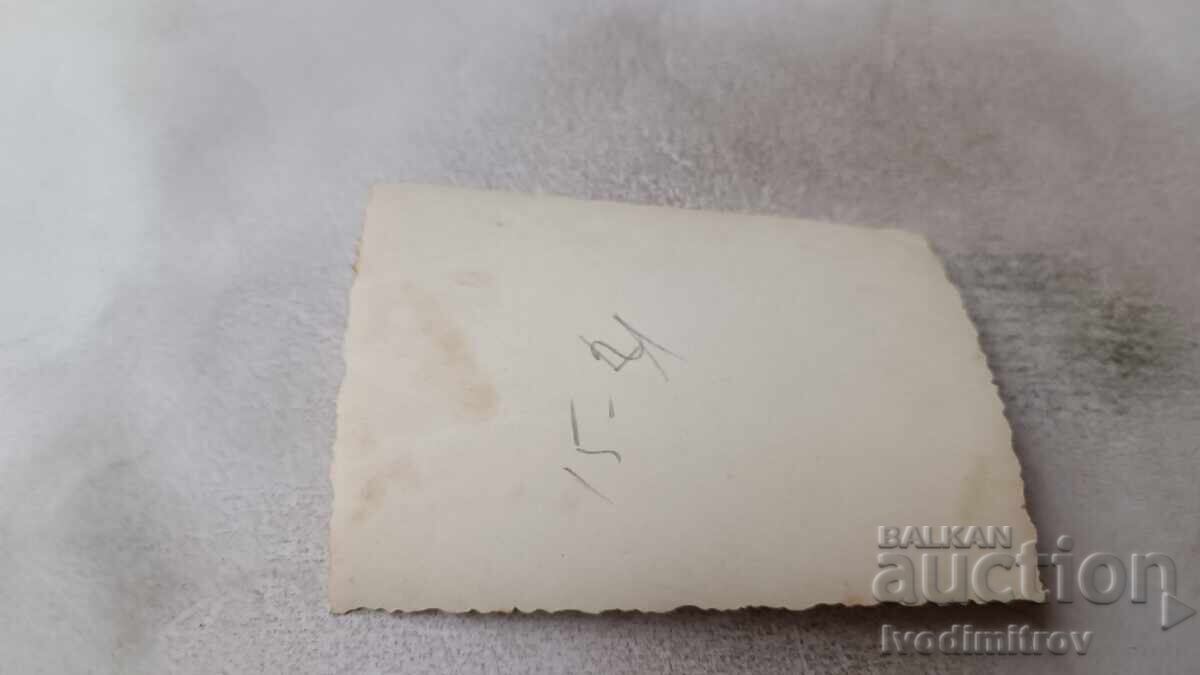 Снимка София Мъж и момиче на тротоара през зимата с цена 2.15 лв. | € 1.10