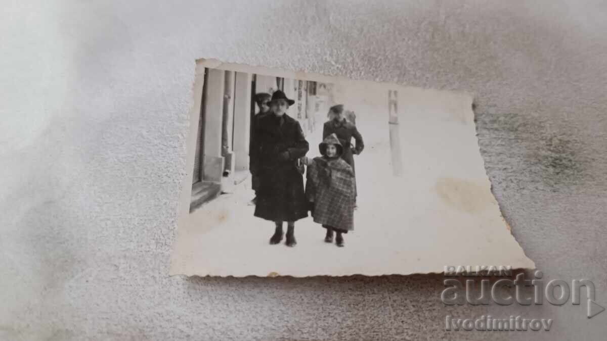 Снимка София Мъж и момиче на тротоара през зимата