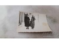 Fotografie Sofia Bărbat și fată pe trotuar iarna