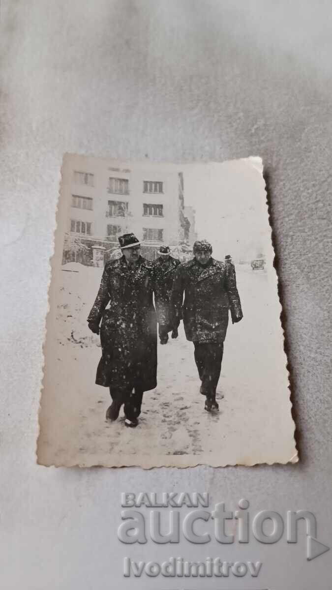 Φωτογραφία Σόφιας, Δύο άνδρες στη λεωφόρο Τσάρ Οσβομποντίτελ τον χειμώνα