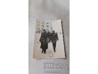 Φωτογραφία Σόφιας, Δύο άνδρες στη λεωφόρο Τσάρ Οσβομποντίτελ τον χειμώνα