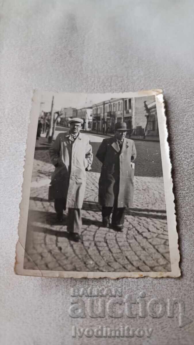 Снимка София Двама мъже на улицата Снимка София Двама мъже на улицата