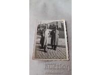 Снимка София Двама мъже на улицата