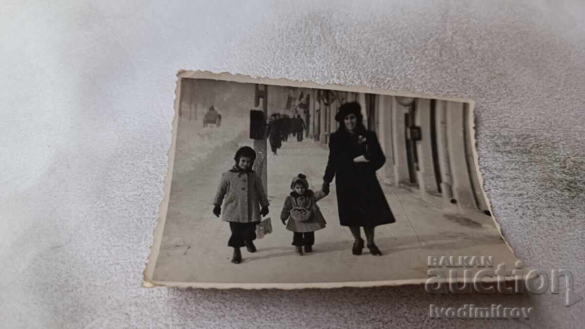 Φωτογραφία Σόφιας: Γυναίκα και δύο κορίτσια σε χειμερινή βόλτα Φωτογραφία Σόφιας: Γυναίκα και δύο κορίτσια σε χειμερινή βόλτα