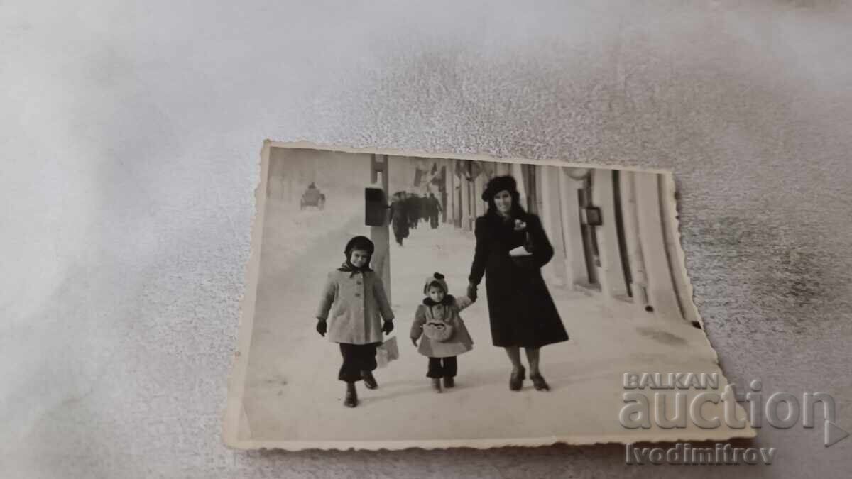 Φωτογραφία Σόφιας: Γυναίκα και δύο κορίτσια σε χειμερινή βόλτα Φωτογραφία Σόφιας: Γυναίκα και δύο κορίτσια σε χειμερινή βόλτα