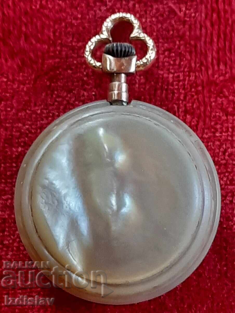 Σπάνιο Ελβετικό γυναικείο ρολόι τσέπης με μαργαριτάρι, 1900 με τιμή 400.00 BGN | € 204.52