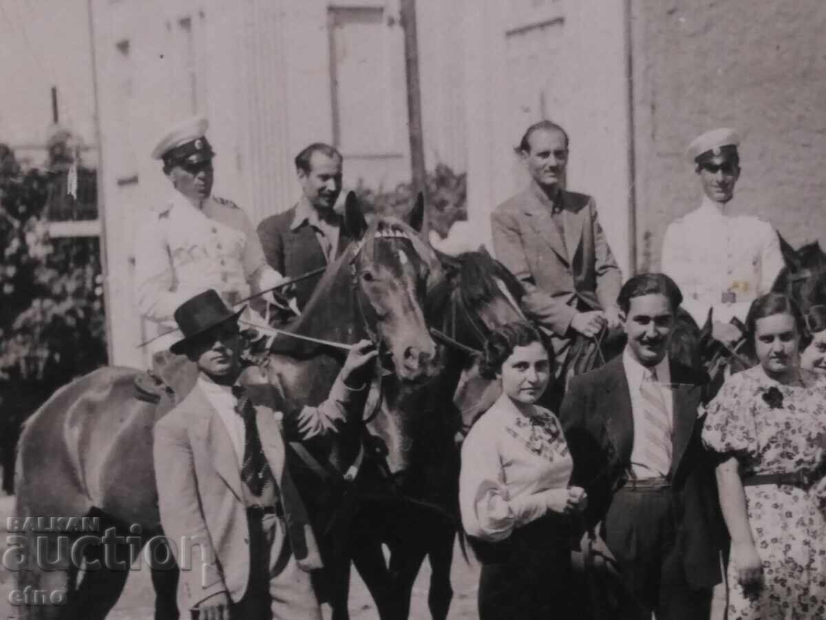 Βασιλική φωτογραφία, στολή, άλογο (ή ίππος) με τιμή 10.00 BGN | € 5.11