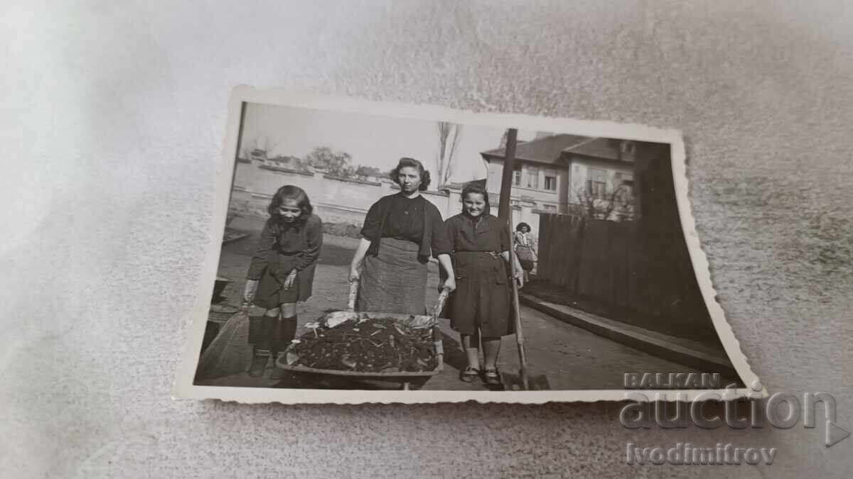 C-ca Sofia Femeie și fete cu cărucior cu cărbuni pe stradă