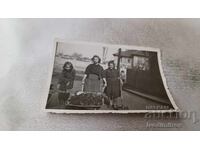 C-ca Sofia Femeie și fete cu cărucior cu cărbuni pe stradă