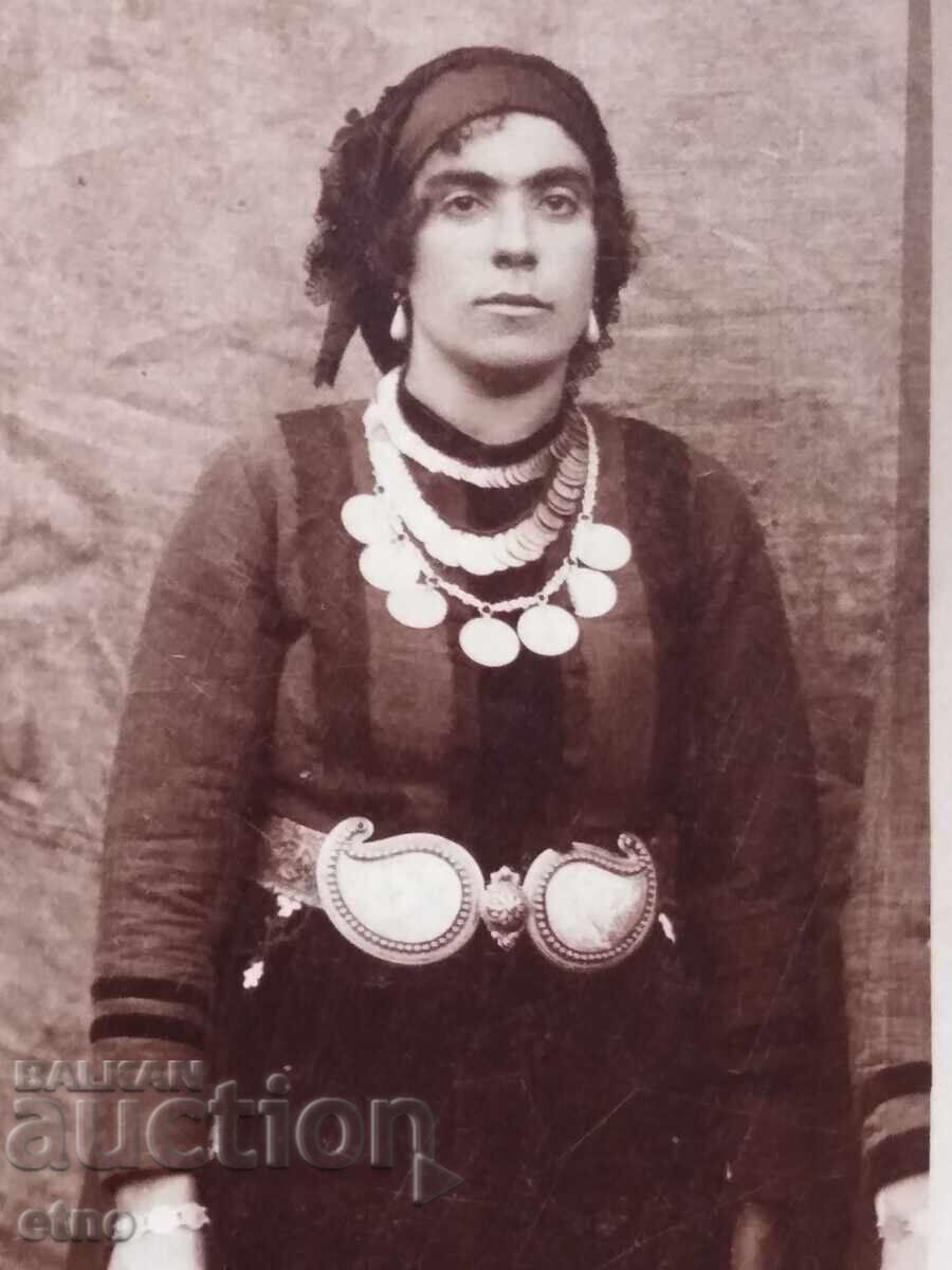 FOTOGRAFIE REGALĂ, COSTUM POPULAR, CATARAME, BIJUTERII cu preț 15.00 BGN | € 7.67