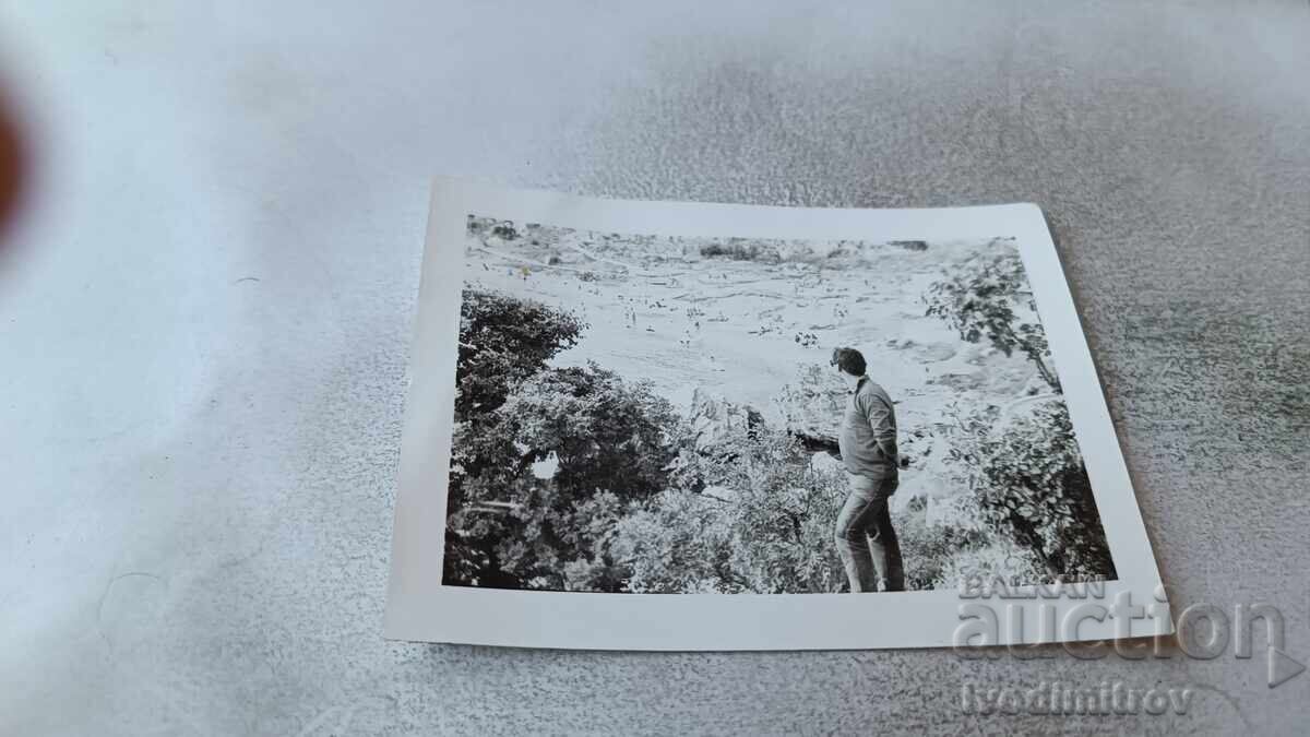 Φωτογραφία Άνδρας πάνω από το θέρετρο Ρουσαλκα Φωτογραφία Άνδρας πάνω από το θέρετρο Ρουσαλκα