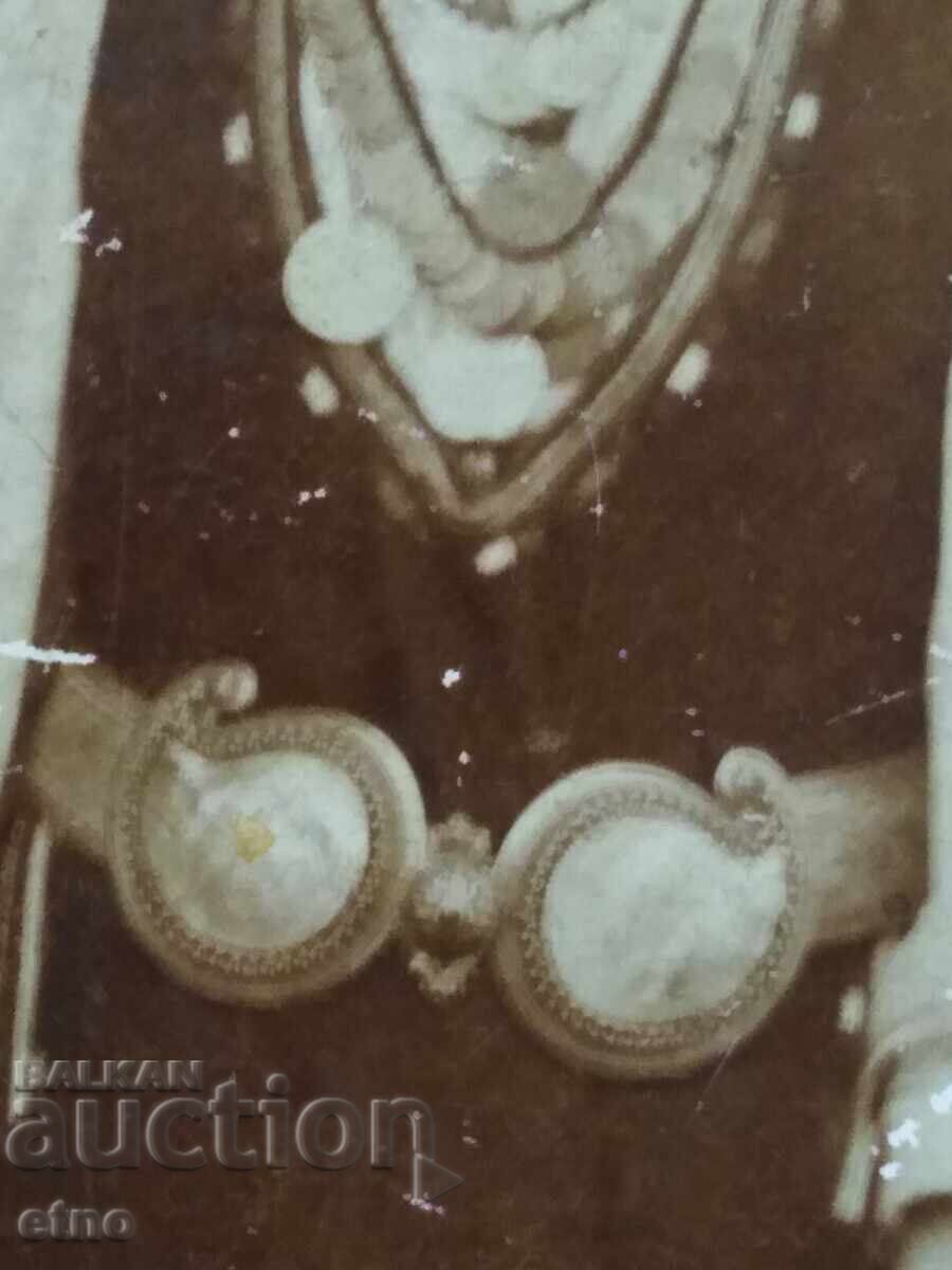 Δημοπρασία ΒΑΣΙΛΙΚΗ ΦΩΤΟΓΡΑΦΙΑ ΧΑΡΤΟΝΙ, ΦΟΡΕΣΙΑ, ΠΑΦΤΕΣ, κοσμήματα, γιαγιά ΠΑΥΝΑ, ως νέα Δημοπρασία ΒΑΣΙΛΙΚΗ ΦΩΤΟΓΡΑΦΙΑ ΧΑΡΤΟΝΙ, ΦΟΡΕΣΙΑ, ΠΑΦΤΕΣ, κοσμήματα, γιαγιά ΠΑΥΝΑ, ως νέα