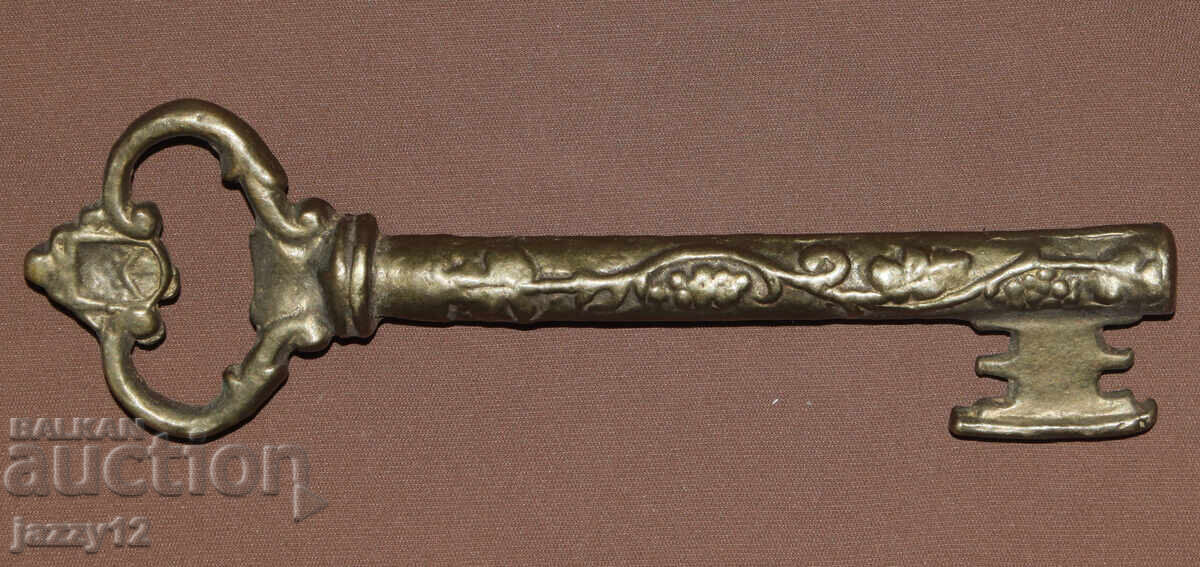 Старинен голям бронзов ключ с цена 90.00 лв. | € 46.02 Старинен голям бронзов ключ с цена 90.00 лв. | € 46.02