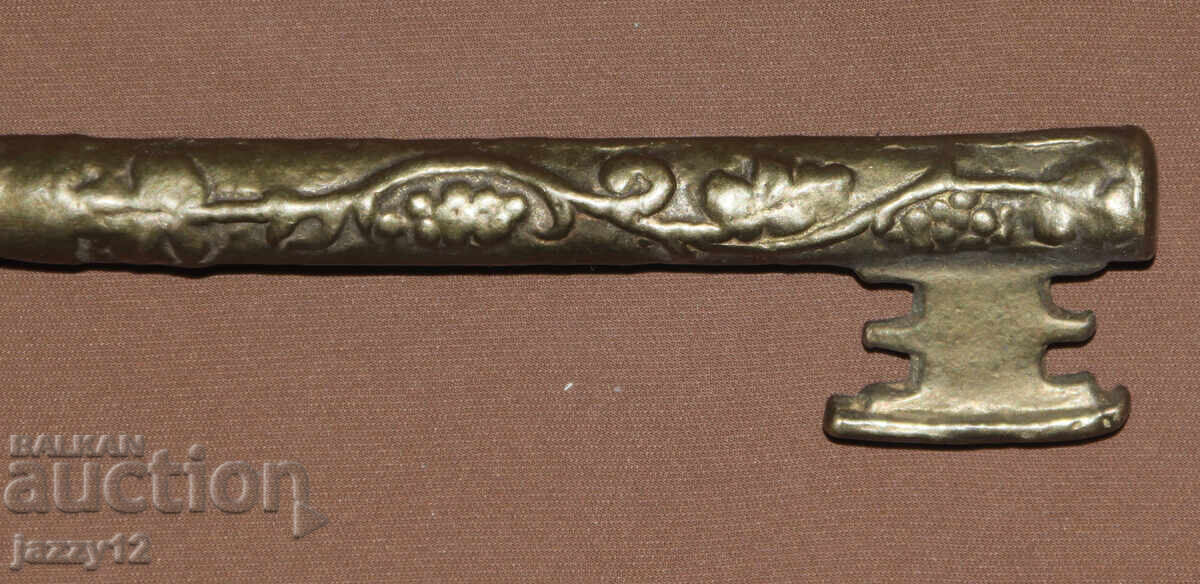 Доставка на Старинен голям бронзов ключ Доставка на Старинен голям бронзов ключ