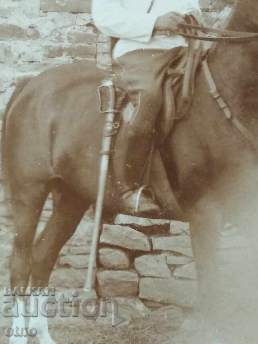 Licitație FOTOGRAFIE REGALĂ, CAVALERIST, SOLDAT, UNIFORMĂ, CAL, sabie Licitație FOTOGRAFIE REGALĂ, CAVALERIST, SOLDAT, UNIFORMĂ, CAL, sabie