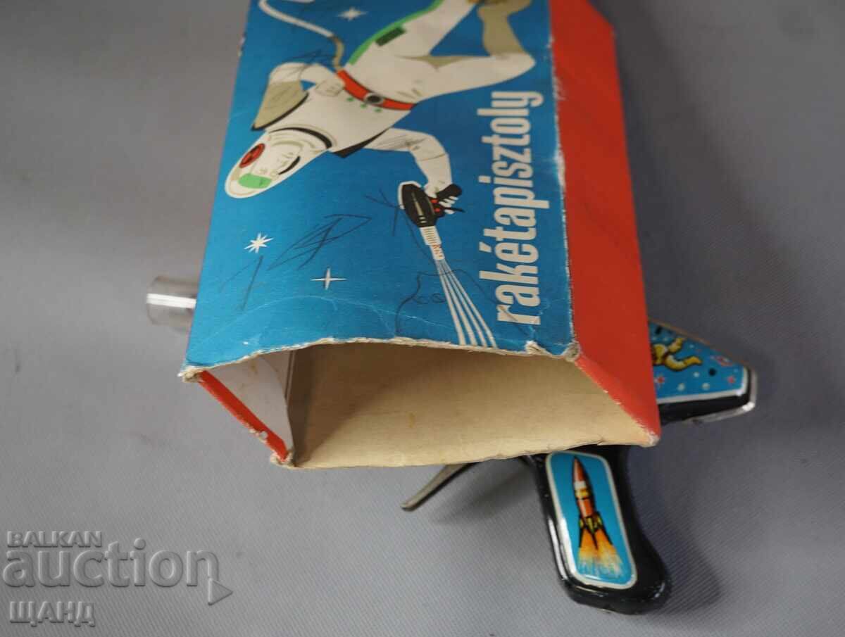 Παλιό Ουγγρικό μεταλλικό παιχνίδι διαστημικό πιστόλι με κουτί με τιμή 50.35 BGN | € 25.74 Παλιό Ουγγρικό μεταλλικό παιχνίδι διαστημικό πιστόλι με κουτί με τιμή 50.35 BGN | € 25.74